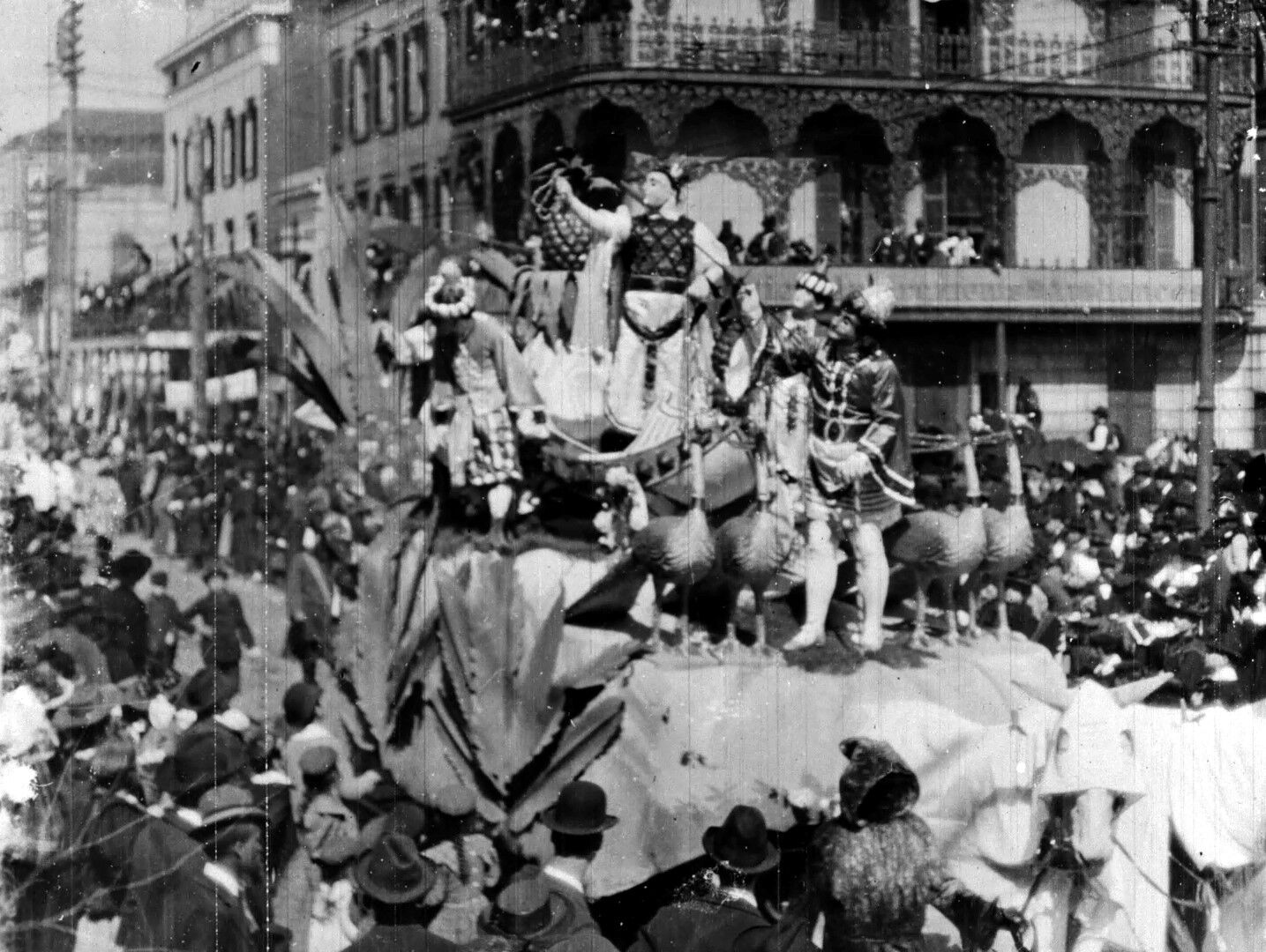 Šis kadras iš 1898 m. Rex rutulio filmo rodo keleivius ant Pine Apples float..jpg